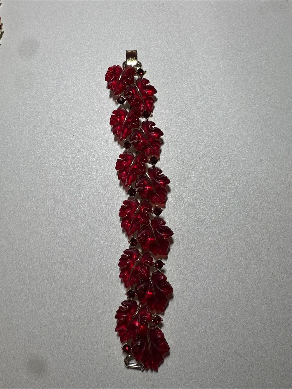 LISNER MOLDED RED “JELLY” LUCITE RHINESTONE LEAF NECKLACE BRACELET EARRINGS SET